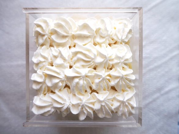 ホイップクリームを絞って仕上げます