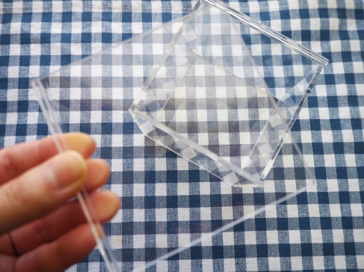 透明なケースを用意