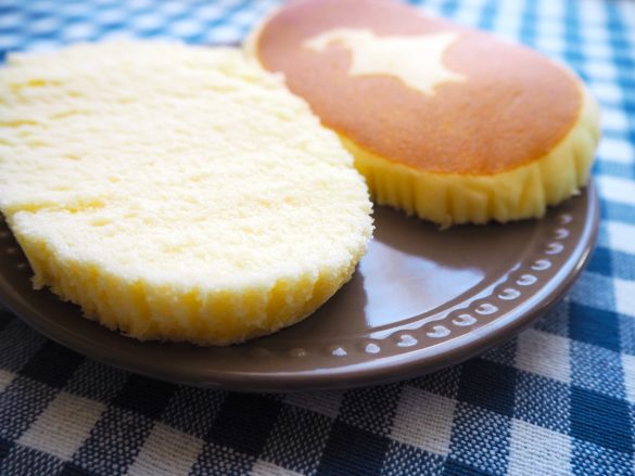 「北海道チーズ蒸しケーキ」を半分に切ります