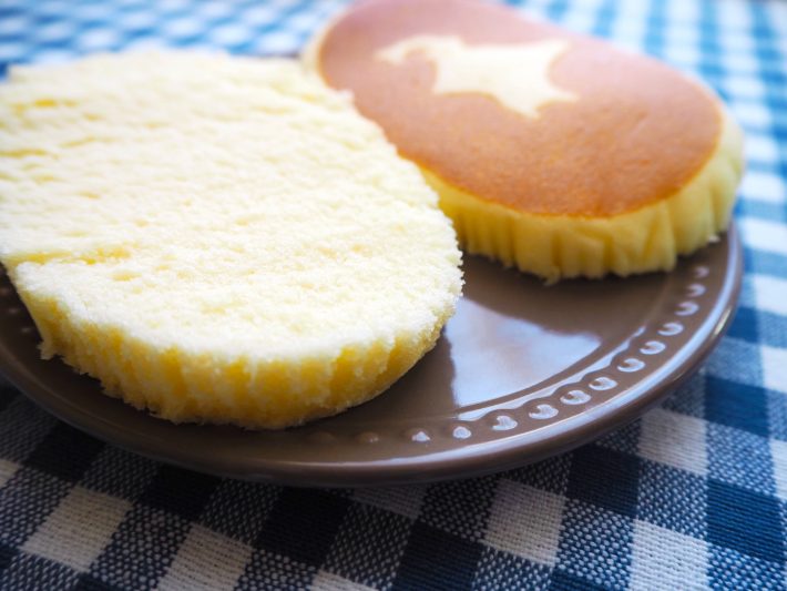 「北海道チーズ蒸しケーキ」を半分に切ります