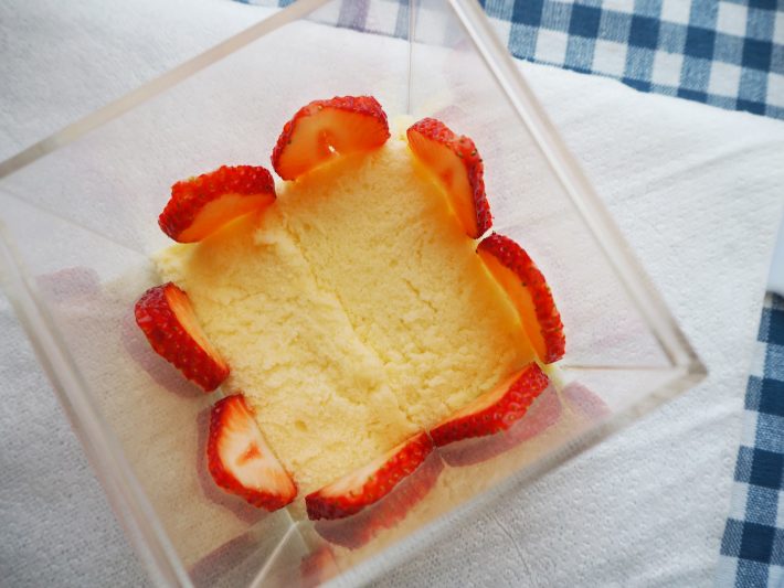 透明ケースにピタッと張りつくようにするのがポイント