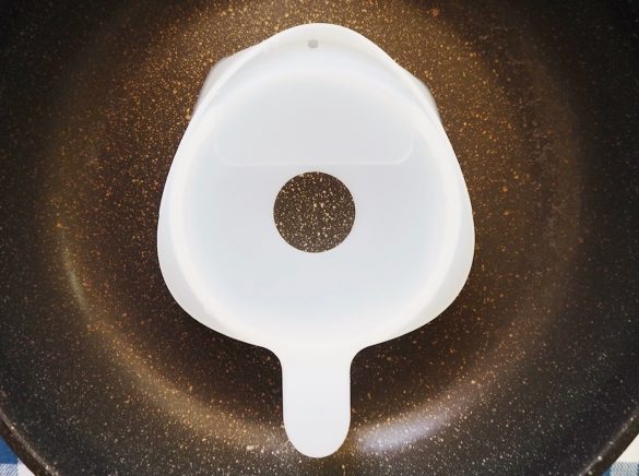 加熱したフライパンの上に置きます