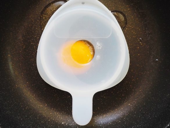 穴の中に卵が吸い込まれていきます