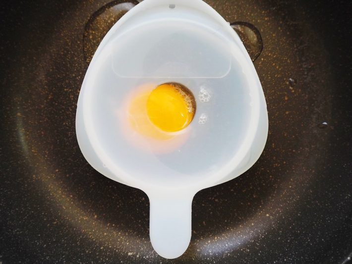 穴の中に卵が吸い込まれていきます