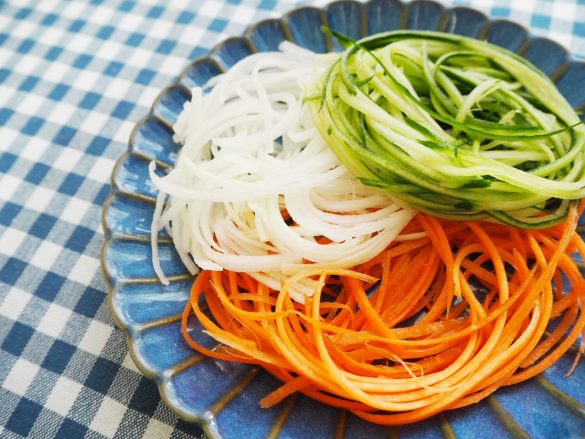 カットした野菜をお皿に盛り付け