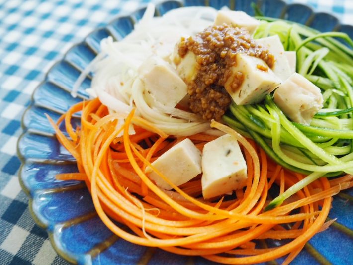 ドレッシングをかければ、あっという間にベジヌードルの完成