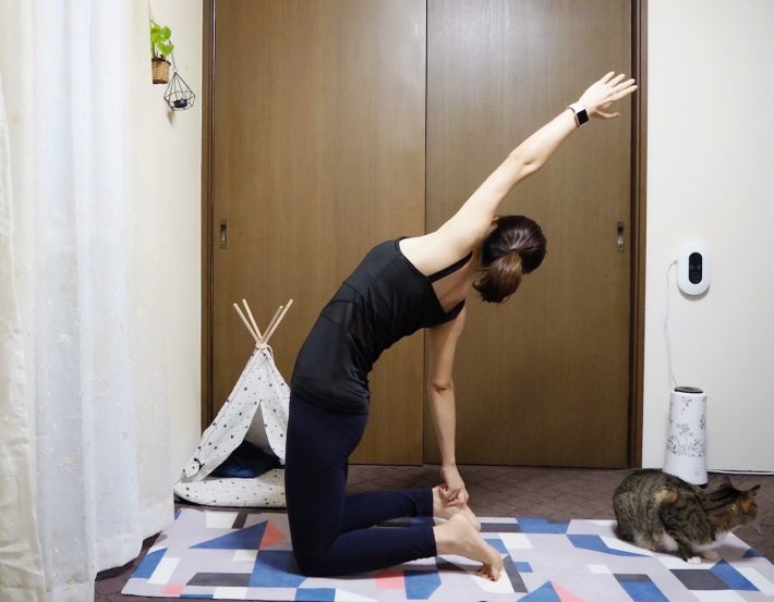 （3）左腕を持ち上げ、指先を頭の先に伸ばす×呼吸を5回繰り返す