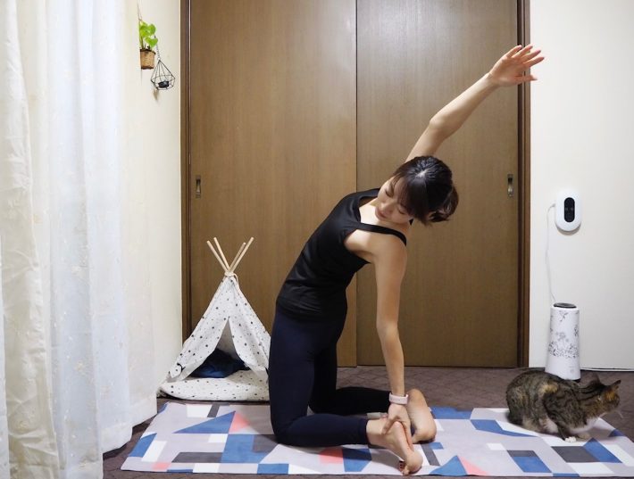 （4）（1）の姿勢に戻ったら、反対側も同様におこなう