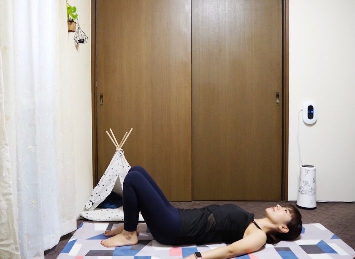 （1）仰向けになり、ひざを立てたら、足は腰幅程度に開く