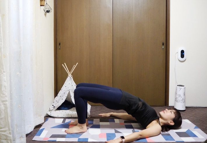 （2）【息を吐きながら】お尻～腰～背中の順に床から浮かせ、【息を吸いながら】背中～腰～お尻の順に床に下ろして（1）の姿勢に戻る×5回