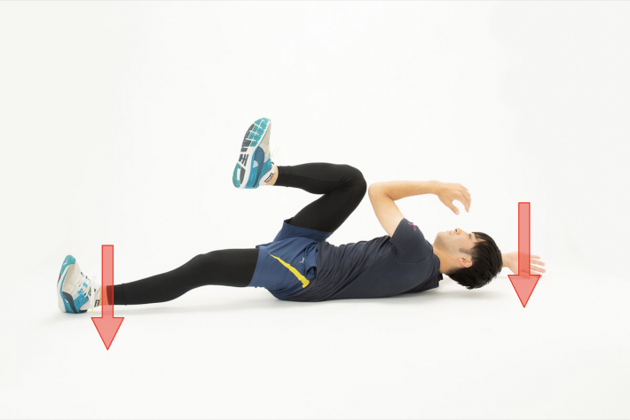 3. 2の状態を緩ませないようにしながら、左腕と右脚を床から離します