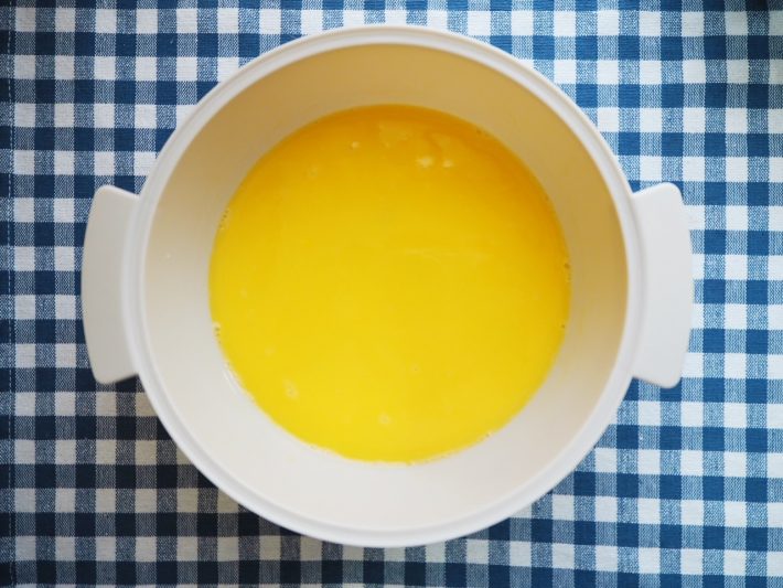 卵とAの材料をよく混ぜます