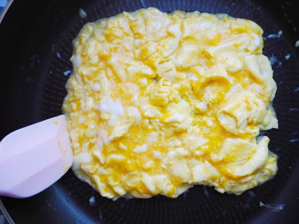 卵をフライパンの中央にまとめます