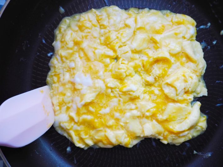 卵をフライパンの中央にまとめます