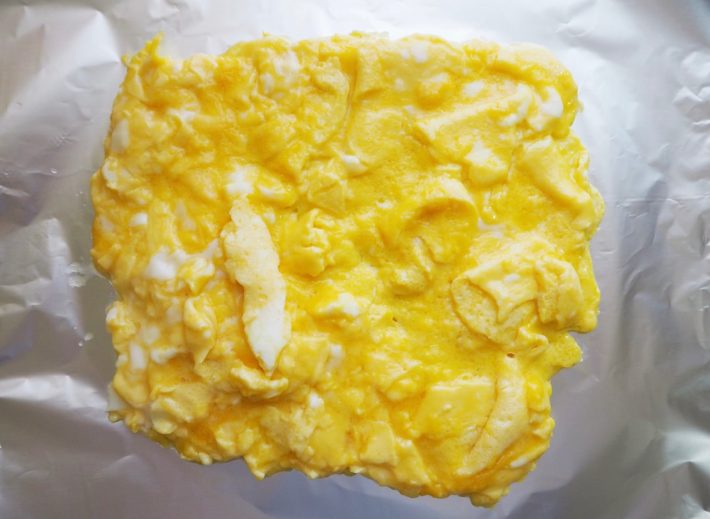 別のアルミホイルの上に移動します