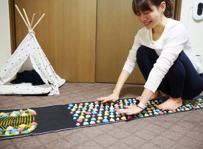 ボコボコの足つぼマット、ダル重い足に効くー！火を噴きそうな刺激