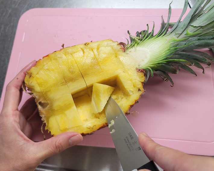 パインが器になるよう、中身をナイフで切り出してみよう