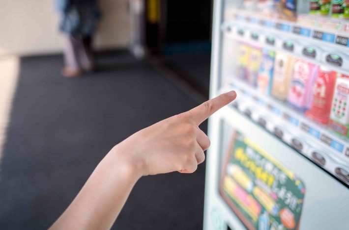 自動販売機　女性