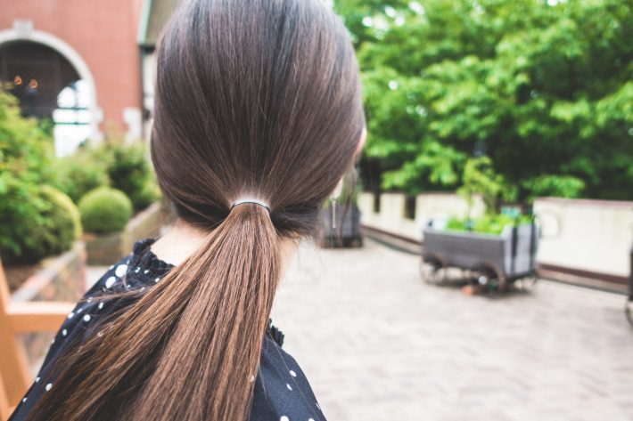 後ろ姿の若い女性