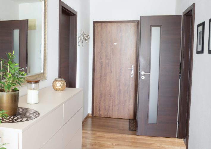 夫が寝ているすきに小包を探す