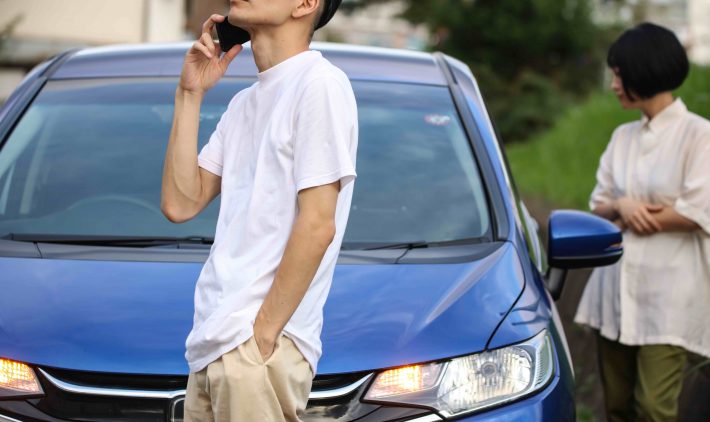 車が故障したカップル