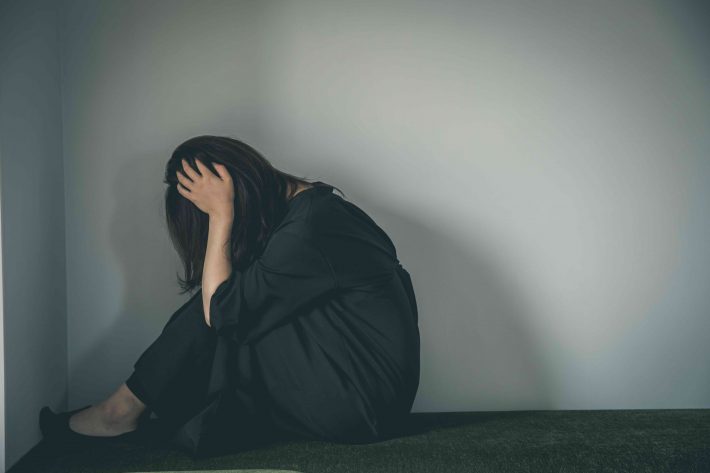 頭を抱える女性