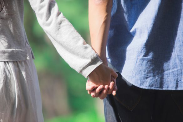 道を歩くカップル