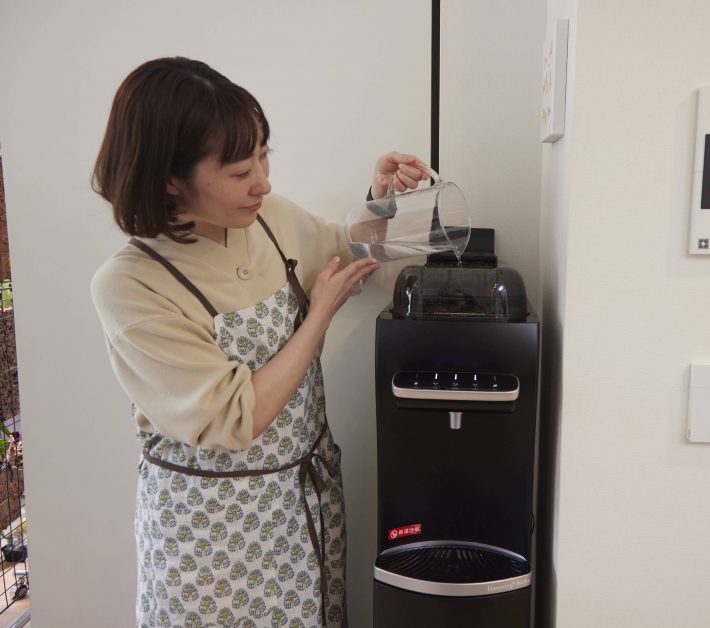 水道水を入れると、サーバー内部のフィルターが濾過してくれる