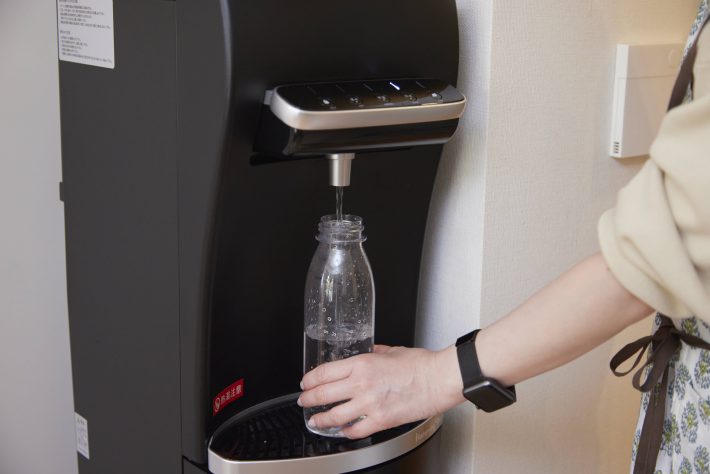 ボトルに入れて持ち歩けば飲み物代の節約に