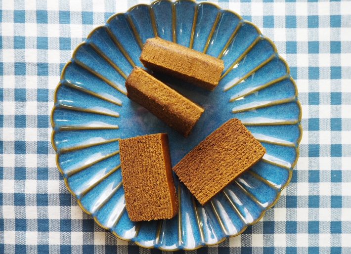 1. 「不揃い ほうじ茶バウム」を縦半分・横半分に切り、バターは薄切りにしておきます。