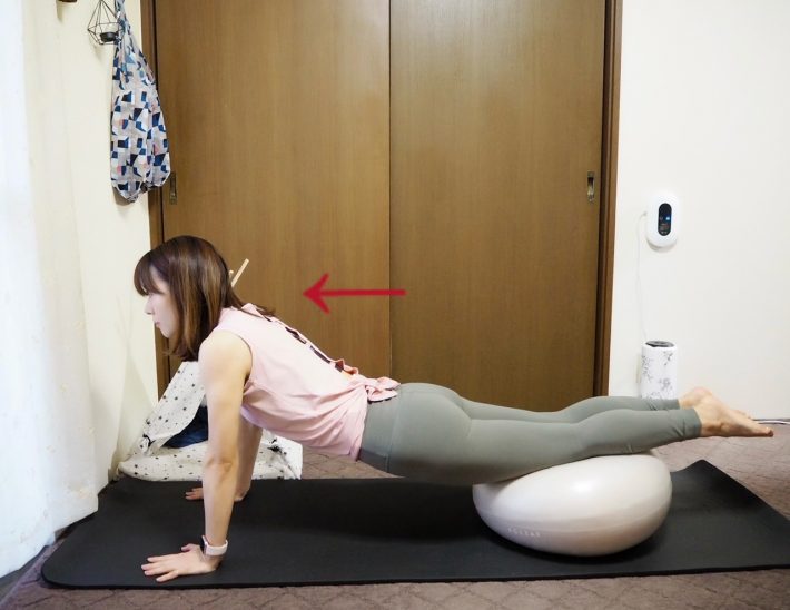 1.ドーナツの穴の位置に膝がくるようにうつ伏せになる。