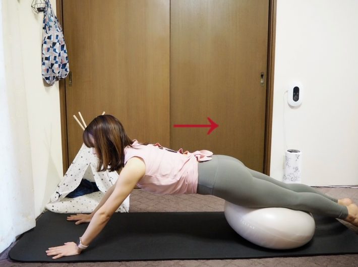 2.腕を伸ばした状態で体を前後に動かす。