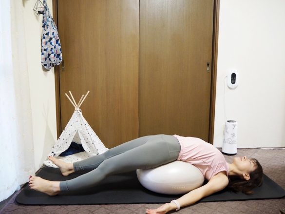 1.お尻がボールにかかる程度の位置で仰向けに乗り、手を横に広げる。