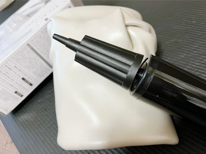 空気を入れる専用ポンプも付いてます