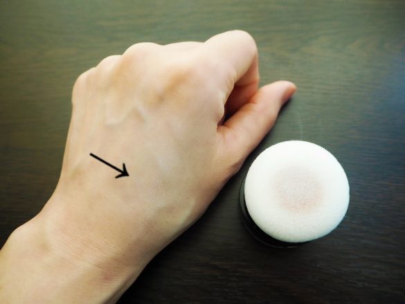 パウダーが出てくるまで手の甲でぽんぽん