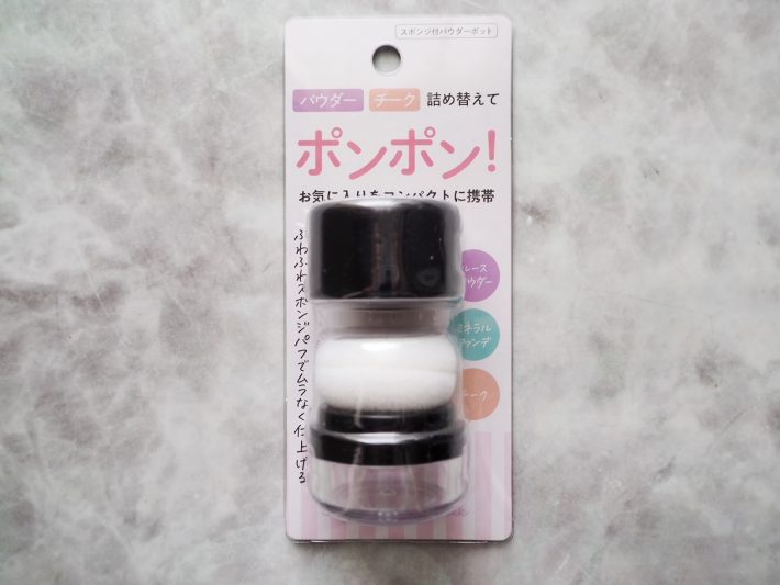 「スポンジ付チーク容器」110円/税込