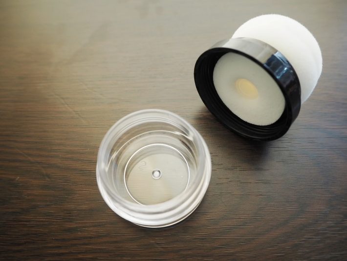 容器にパウダーを入れ