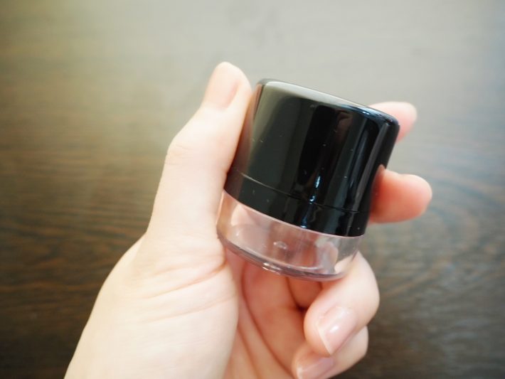粉状のコスメを移し替えて使用するメイク道具