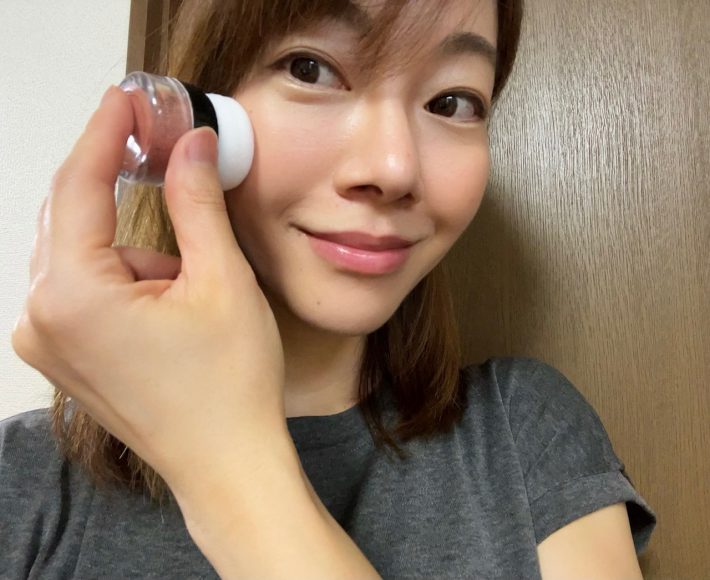 ダイソーの「スポンジ付チーク容器」