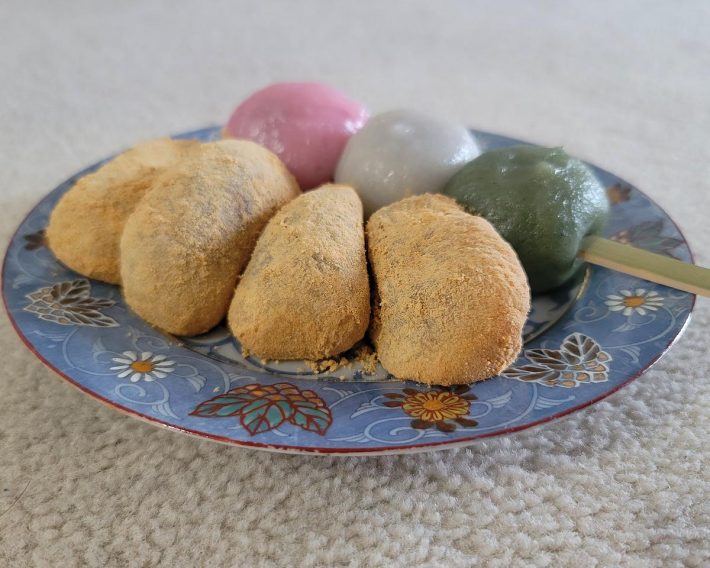 奥から、渾身の一本！三色団子、きな粉棒大福4個入　各108円