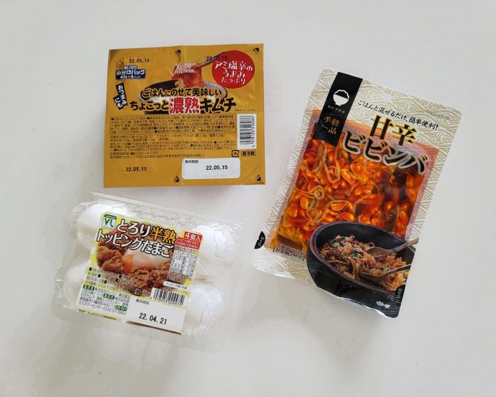（左上から時計回りに）ちょこっと濃熟キムチ214円、甘辛ビビンバ108円、とろり半熟トッピングたまご108円