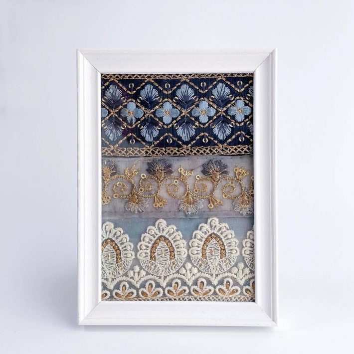 額縁に入れて飾る