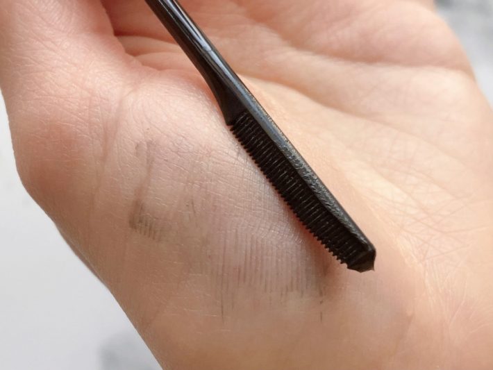 ブラックをかぎりなく薄めた透明感のある色