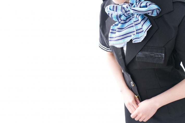 お辞儀をするキャビンアテンダント