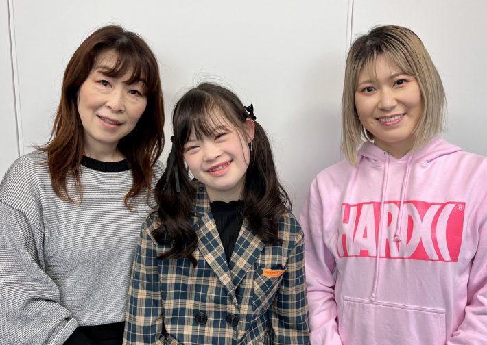 （左）斉藤由美さん、（中央）菜桜さん、（右）ライターの姫野桂さん