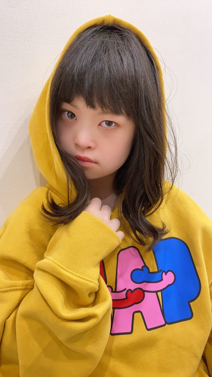 GAP×Ken Loのコラボパーカーを着た菜桜さん。