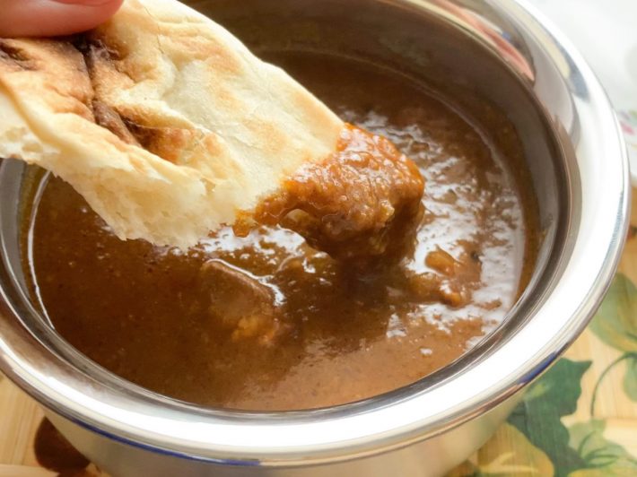 つぼ型によりカレーをすくいやすい