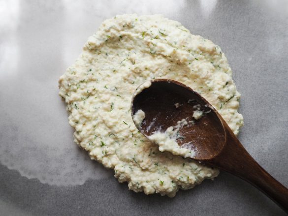 2. 電子レンジ対応のクッキングシートの上に、1を伸ばす