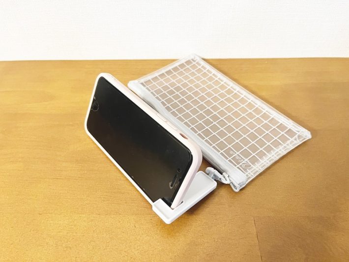 セリア「“スマホが立てられる”ペンポーチ」の画像