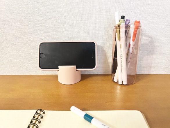 セリア「“スマホが立てられる”ペンケース」の画像